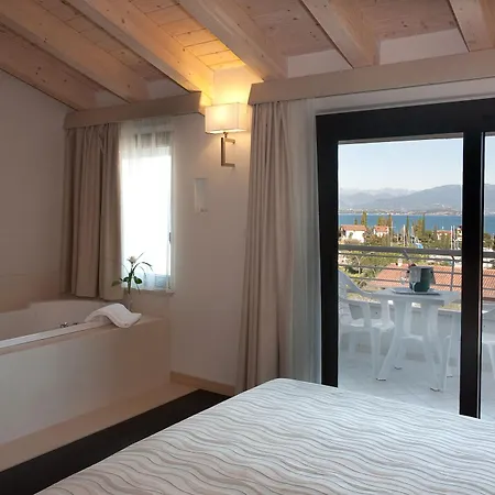 Porto Azzurro Hotel 3*